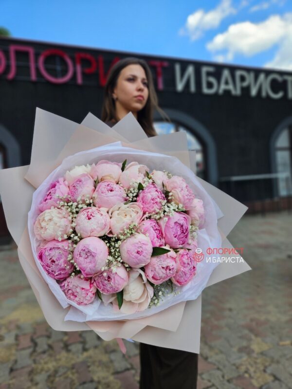 Букет из 25 нежных пионов с гипсофилой