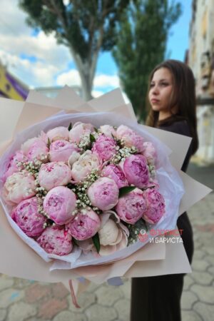 Букет из 25 нежных пионов с гипсофилой