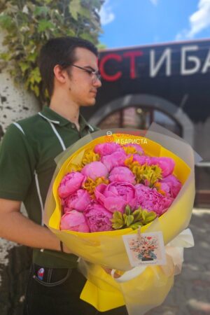 Букет из пионов и альстромерии