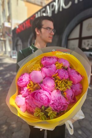 Букет из пионов и альстромерии