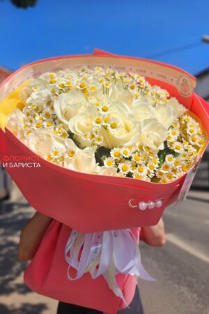 Букет из голландской белой розы и мелкой ромашки