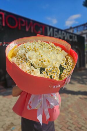 Букет из голландской белой розы и мелкой ромашки
