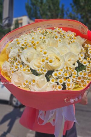 Букет из голландской белой розы и мелкой ромашки
