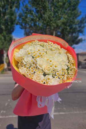 Букет из голландской белой розы и мелкой ромашки