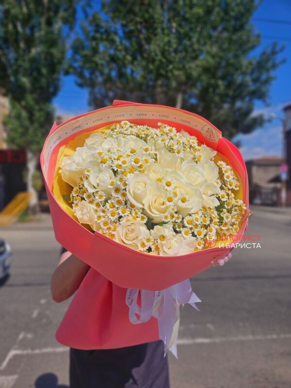 Букет из голландской белой розы и мелкой ромашки