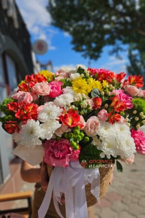 Композиция из лимонных пионовидных роз в шляпной коробке
