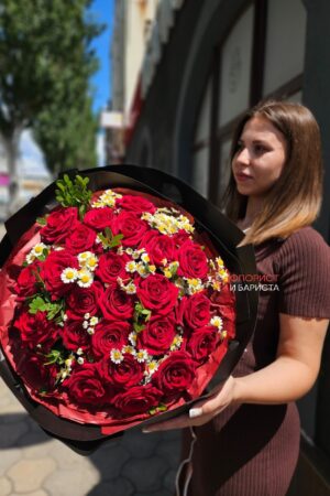 25 голландских роз с ромашкой и зеленью
