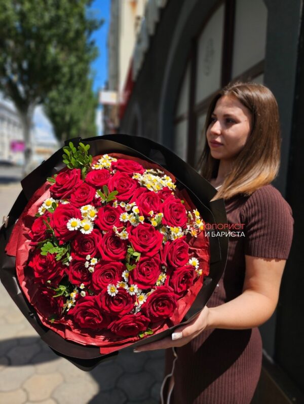 25 голландских роз с ромашкой и зеленью