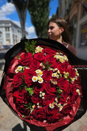 25 голландских роз с ромашкой и зеленью