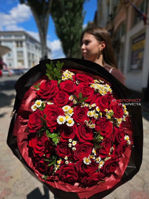 25 голландских роз с ромашкой и зеленью