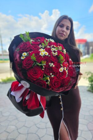 25 голландских роз с ромашкой и зеленью