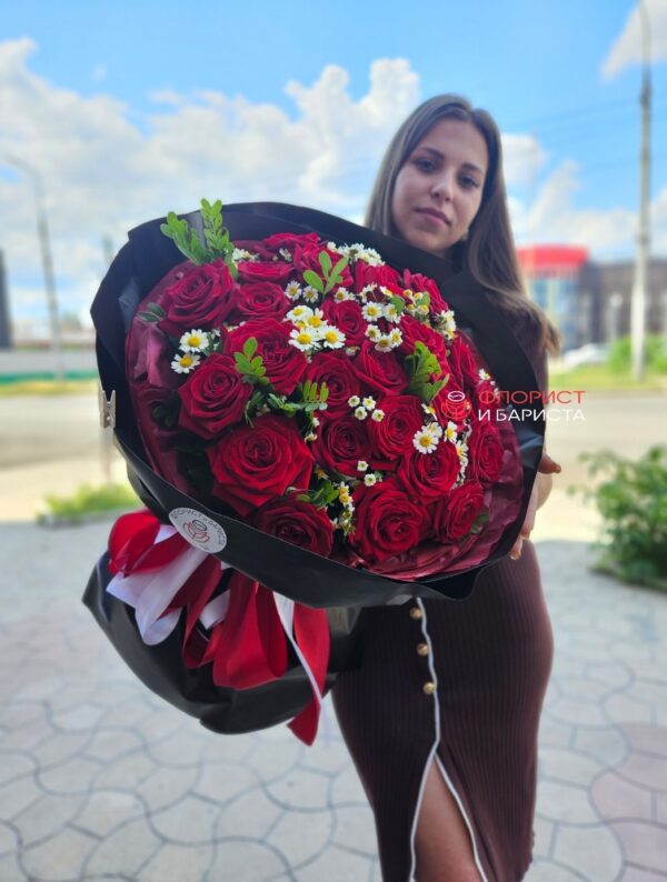 25 голландских роз с ромашкой и зеленью