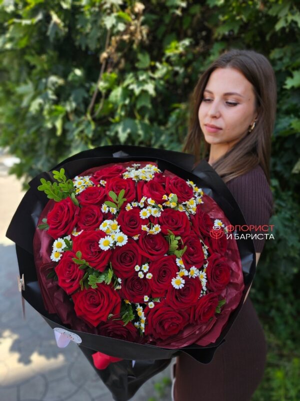 25 голландских роз с ромашкой и зеленью