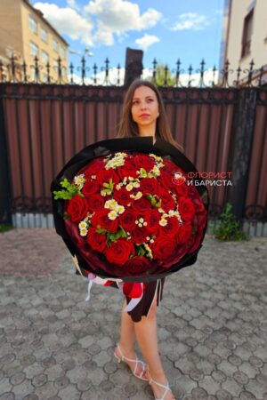 Букет из хризантем ромашковых с гипсофилой
