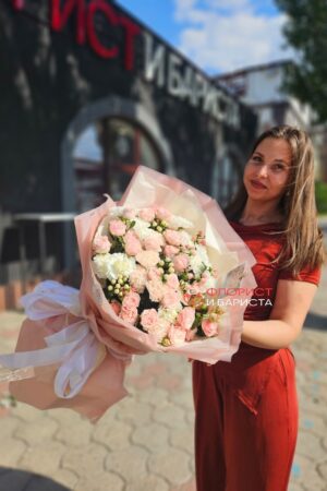Нежный букет из роз, диантусов и хризантемы