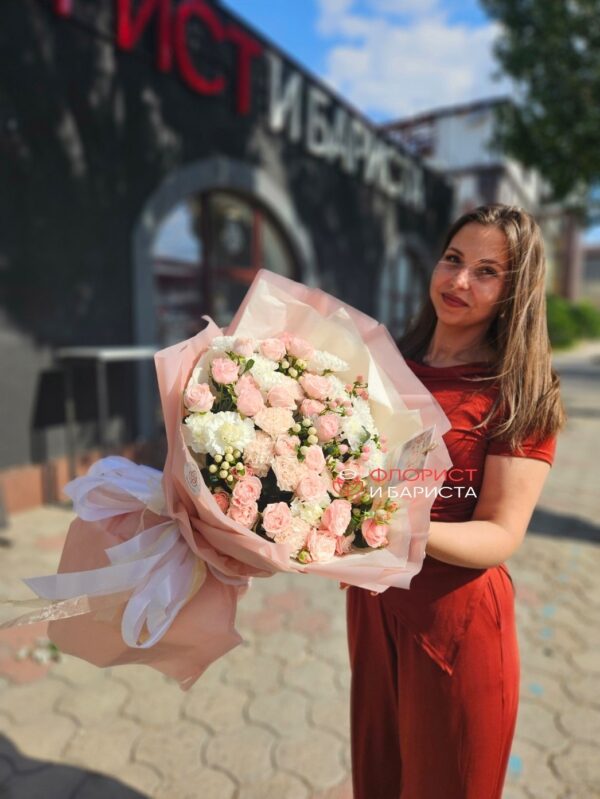 Нежный букет из роз, диантусов и хризантемы