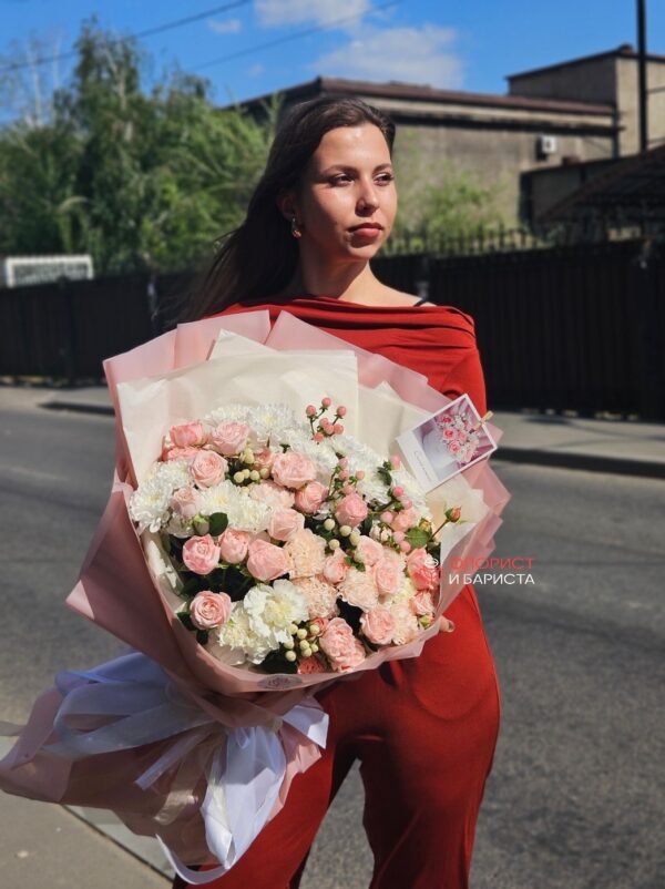Нежный букет из роз, диантусов и хризантемы