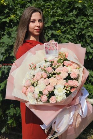 Нежный букет из роз, диантусов и хризантемы