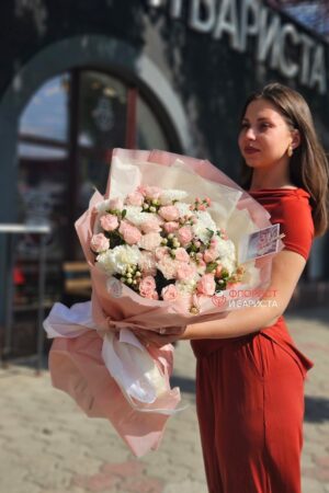Нежный букет из роз, диантусов и хризантемы