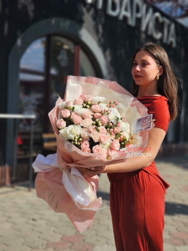 Нежный букет из роз, диантусов и хризантемы
