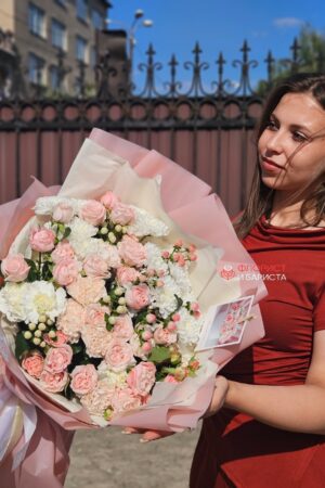 Композиция в шляпной коробке из микса цветов