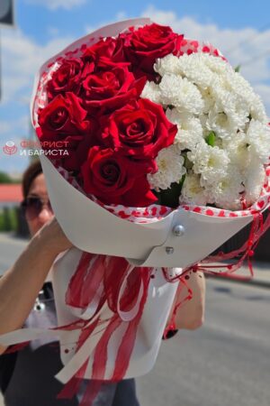 Букет из красных роз с хризантемой