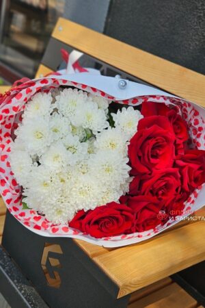 Букет из красных роз с хризантемой