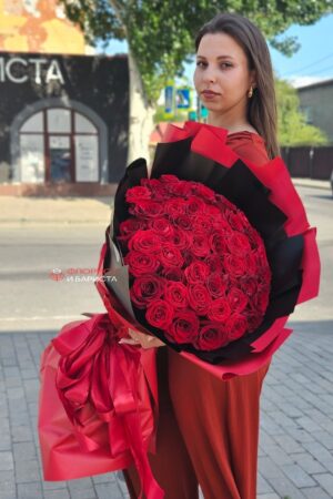 Композиция из кустовой розы ассорти в шляпной коробке