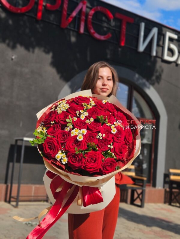 Букет из 25 красных голландских роз с мелкой ромашкой и зеленью