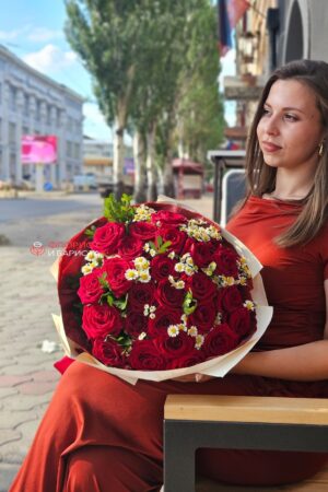 Букет из 25 красных голландских роз с мелкой ромашкой и зеленью