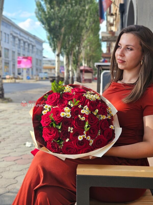 Букет из 25 красных голландских роз с мелкой ромашкой и зеленью