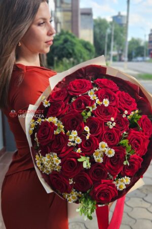 Букет из 25 красных голландских роз с мелкой ромашкой и зеленью
