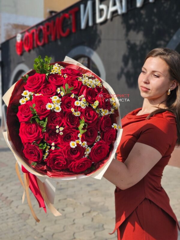 Букет из 25 красных голландских роз с мелкой ромашкой и зеленью