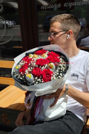 Букет из 9 голландских роз с киндерами