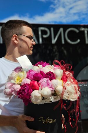 45 пионов ассорти в шляпной коробке
