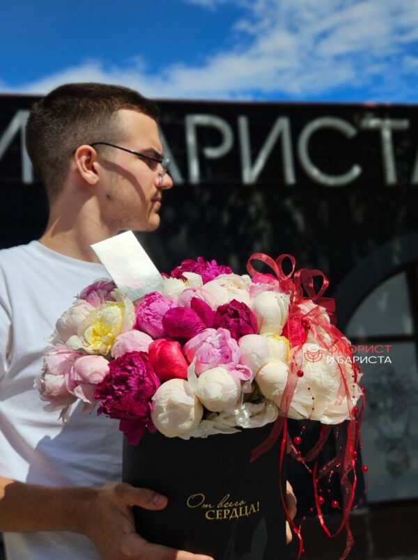 45 пионов ассорти в шляпной коробке
