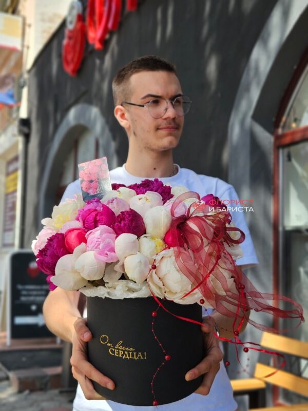 45 пионов ассорти в шляпной коробке