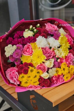 Яркий дофаминовый букет из ассорти цветов
