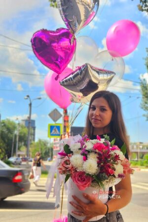 Композиция из ассорти цветов в шляпной коробке с гелиевыми шарами