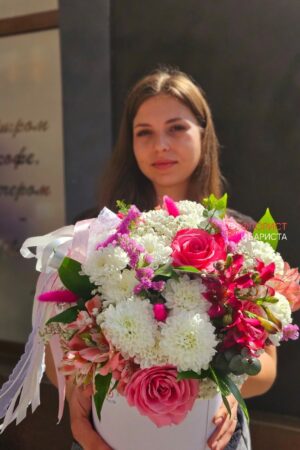 Композиция из ассорти цветов в шляпной коробке с гелиевыми шарами