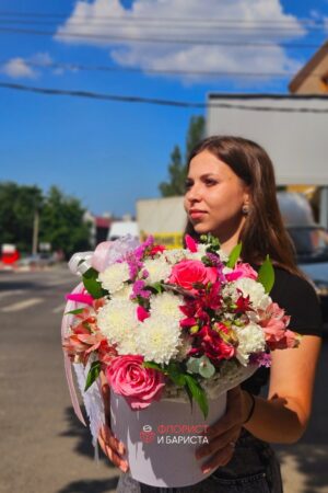 Композиция из ассорти цветов в шляпной коробке с гелиевыми шарами