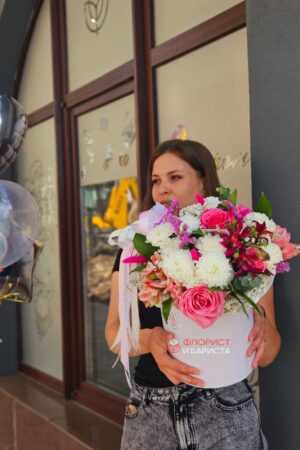 Композиция из ассорти цветов в шляпной коробке с гелиевыми шарами