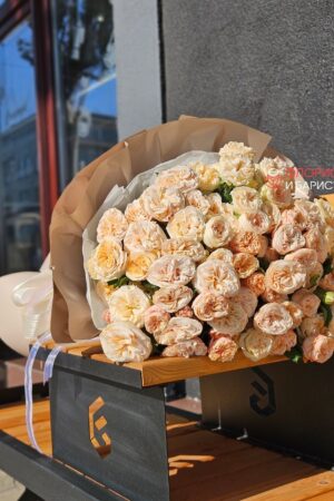 Букет из 27 веток кустовой пионовидной розы
