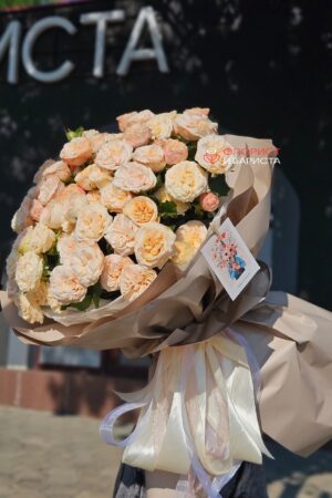 Букет из 27 веток кустовой пионовидной розы