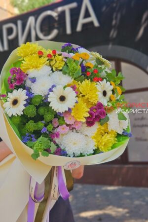 Букет летний из ассорти цветов размера M