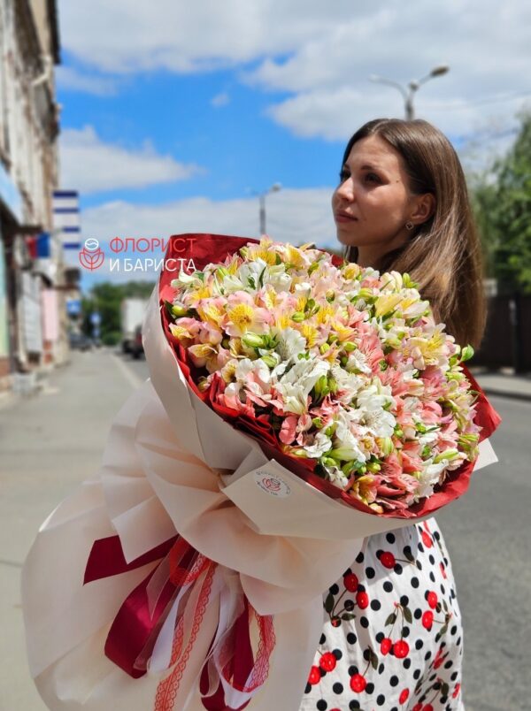 Букет из 51 ветки альстромерии