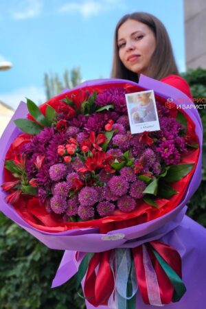 Букет из микса цветов, размер М, в сиренево красных оттенках