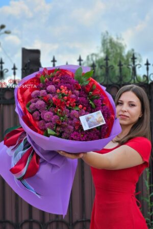 Букет из микса цветов, размер М, в сиренево красных оттенках