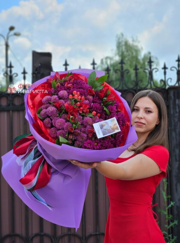 Букет из микса цветов, размер М, в сиренево красных оттенках