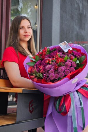 Букет из микса цветов, размер М, в сиренево красных оттенках